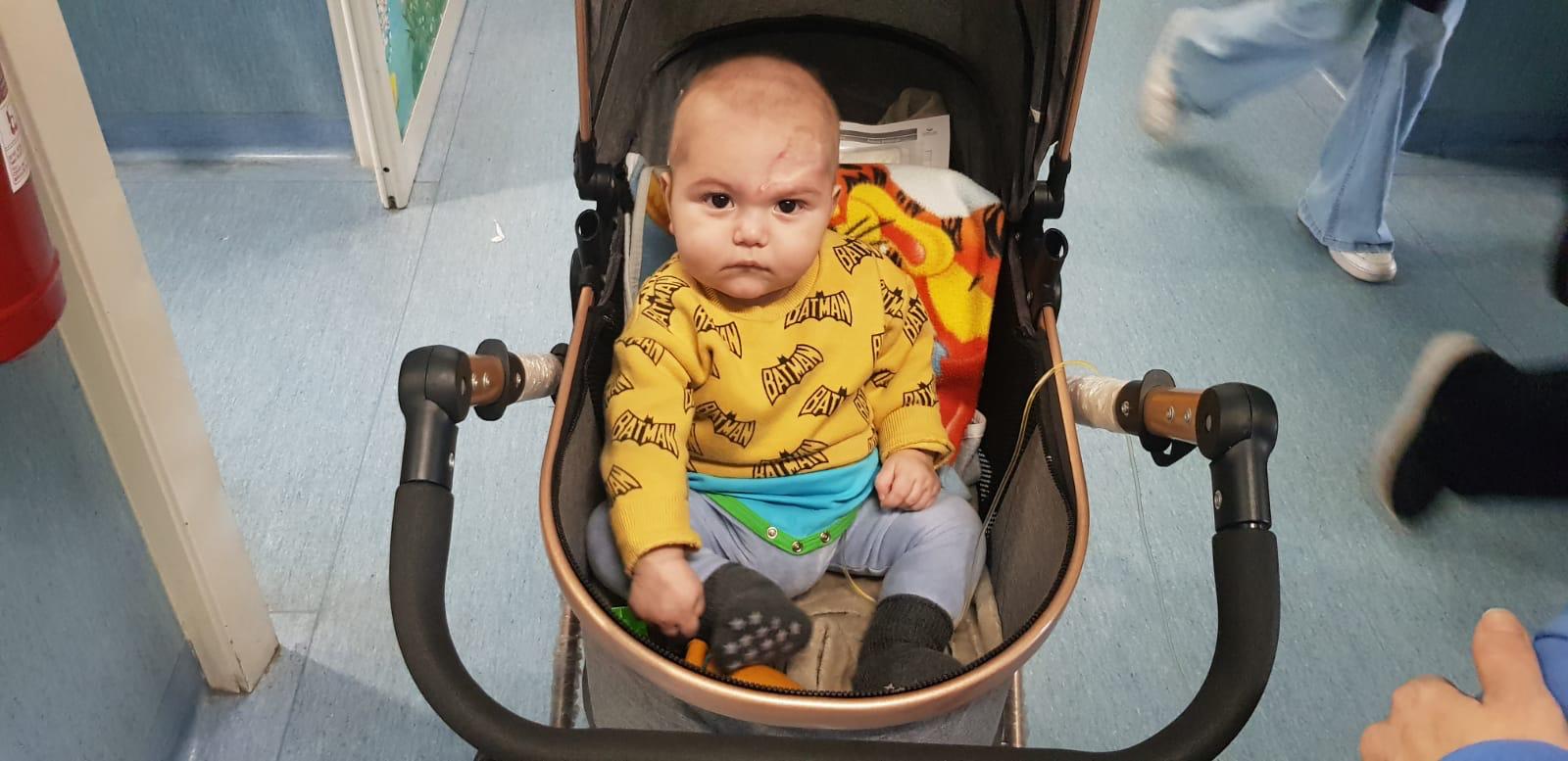Speranță împachetată în două genți: Povestea disperată a unor părinți deciși să-și salveze bebelușul de leucemie Speranță împachetată în două genți: Povestea disperată a unor părinți deciși să-și salveze bebelușul de leucemie