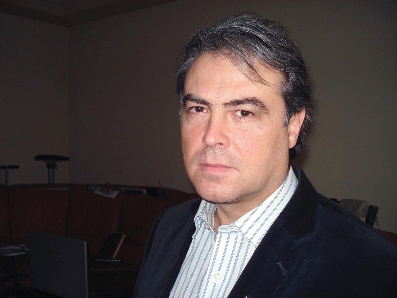 Solicităm demiterea lui Adrian Cioroianu din funcția de director al Bibliotecii Naționale a României Solicităm demiterea lui Adrian Cioroianu din funcția de director al Bibliotecii Naționale a României
