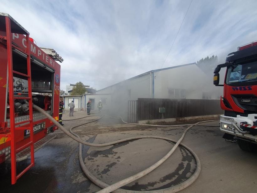 Incendiu la un atelier auto din Reghin Incendiu la un atelier auto din Reghin