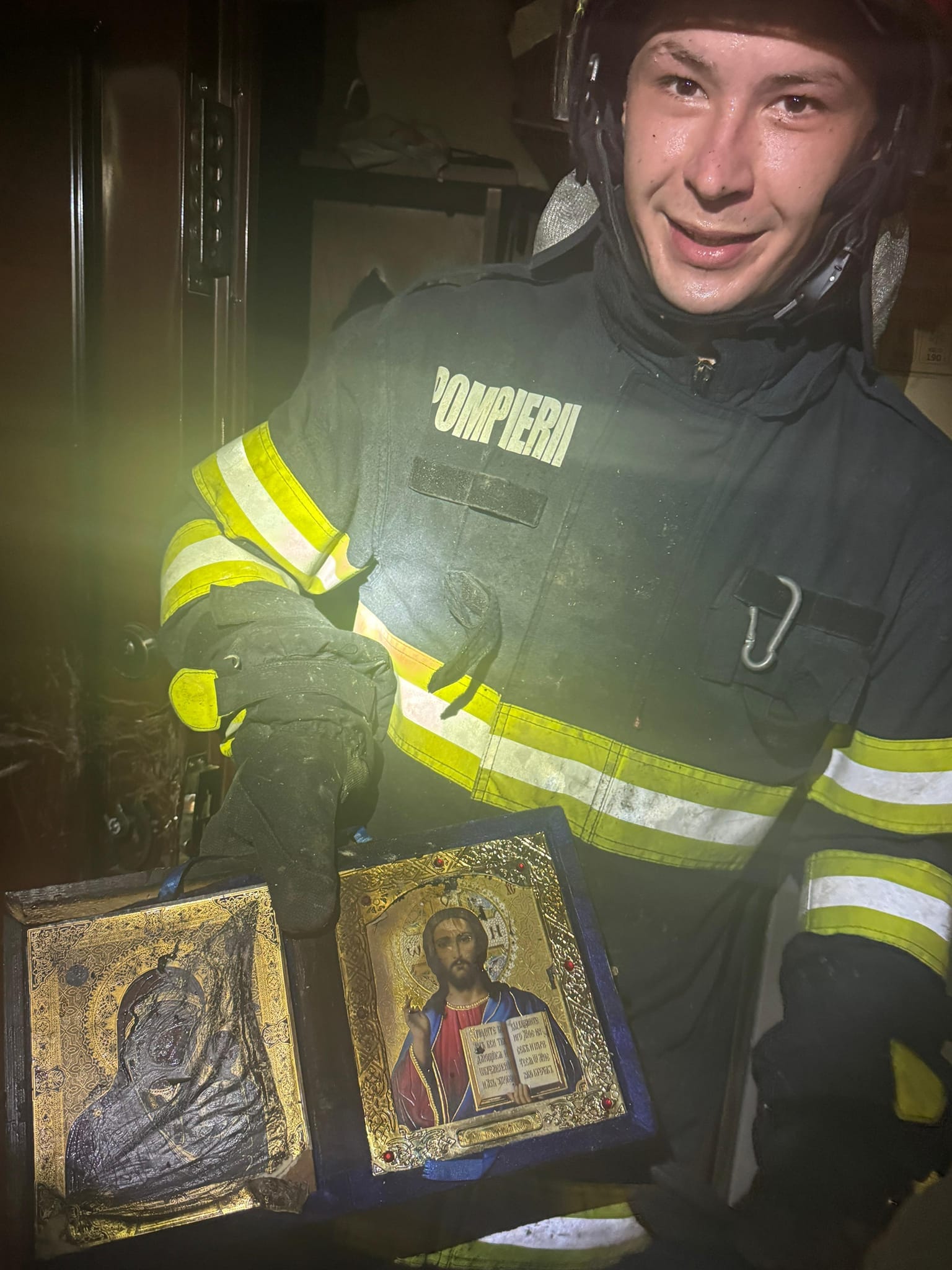 Miracol! O icoană a rămas neatinsă, în ciuda flăcărilor Miracol! O icoană a rămas neatinsă, în ciuda flăcărilor