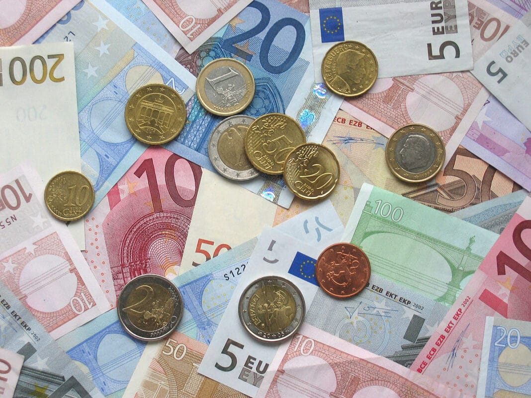 Panică pe valută – Euro sare de 5 lei în 2025 Panică pe valută – Euro sare de 5 lei în 2025