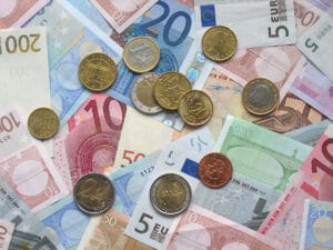 Panică pe valută – Euro sare de 5 lei în 2025 Panică pe valută – Euro sare de 5 lei în 2025