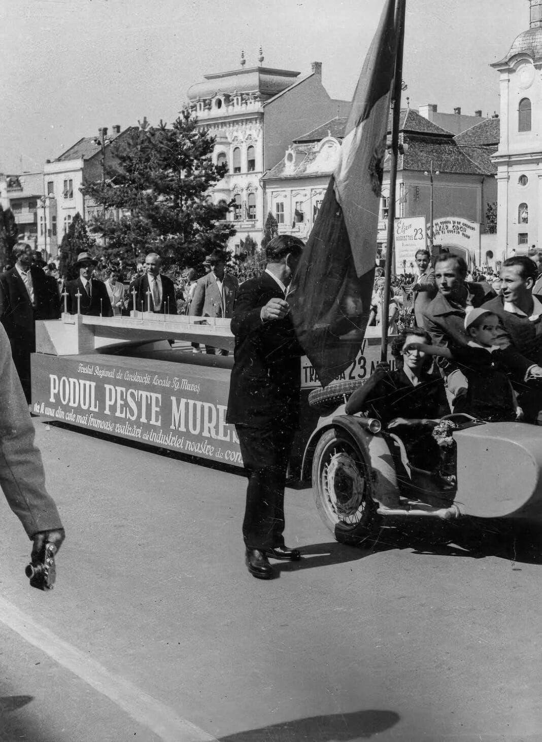 La 64 de ani de la aceasta poza, Targu Mures NU ARE inca un pod La 64 de ani de la aceasta poza, Targu Mures NU ARE inca un pod