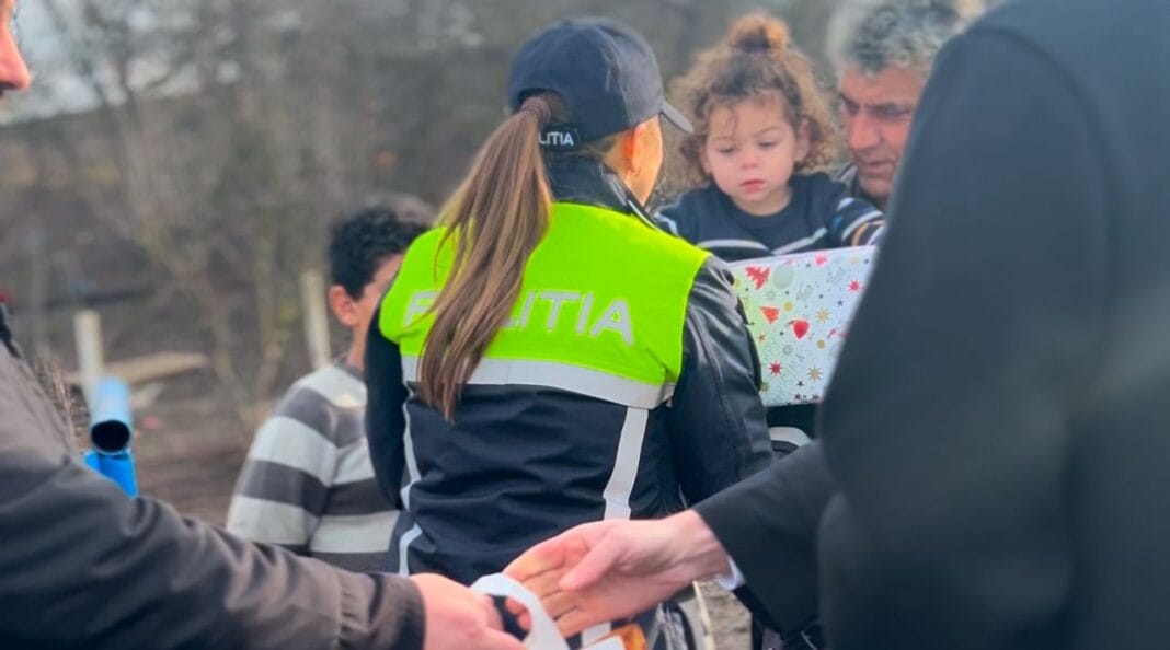 PROIECTUL ,,CADOUL DIN CUTIA DE PANTOFI” ADUCE ZÂMBETE ȘI-N ACEST AN PROIECTUL ,,CADOUL DIN CUTIA DE PANTOFI” ADUCE ZÂMBETE ȘI-N ACEST AN