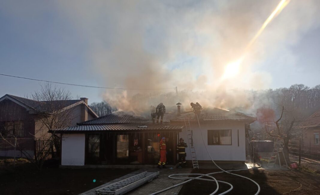 Incendiu la o locuință în localitatea Corunca