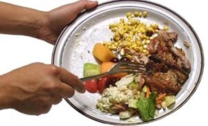 Românii aruncă mii de tone de mâncare după sărbătorile de iarnă Românii aruncă mii de tone de mâncare după sărbătorile de iarnă