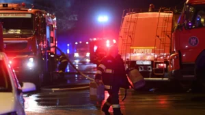 FLĂCĂRI LA CORUNCA! O CASĂ A FOST CUPRINSĂ DE INCENDIU PE STRADA PRINCIPALĂ FLĂCĂRI LA CORUNCA! O CASĂ A FOST CUPRINSĂ DE INCENDIU PE STRADA PRINCIPALĂ