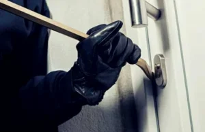 Femeie din Zau de Câmpie, prădată de hoți Femeie din Zau de Câmpie, prădată de hoți