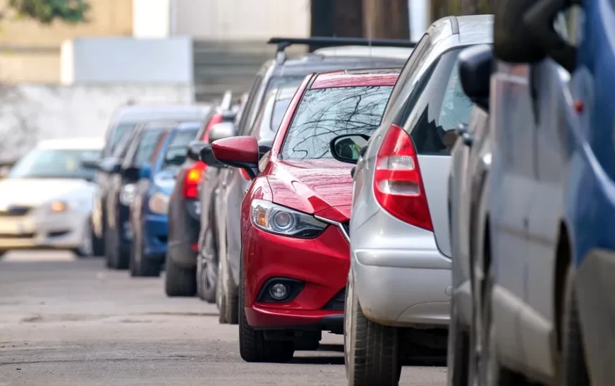 Regula pe care mulți șoferi o ignoră: Cum parchezi corect pe un drum cu sens unic? Regula pe care mulți șoferi o ignoră: Cum parchezi corect pe un drum cu sens unic?