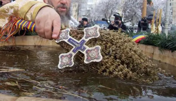 Boboteaza în România: Tradiții Străvechi și Credință Creștină Boboteaza în România: Tradiții Străvechi și Credință Creștină