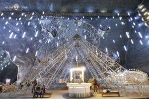 📢 Vacanța a început! Iar noi te invităm să o petreci într-un loc de poveste! 🏰🌿 Program prelungit la Salina Turda, in vacanta de ski