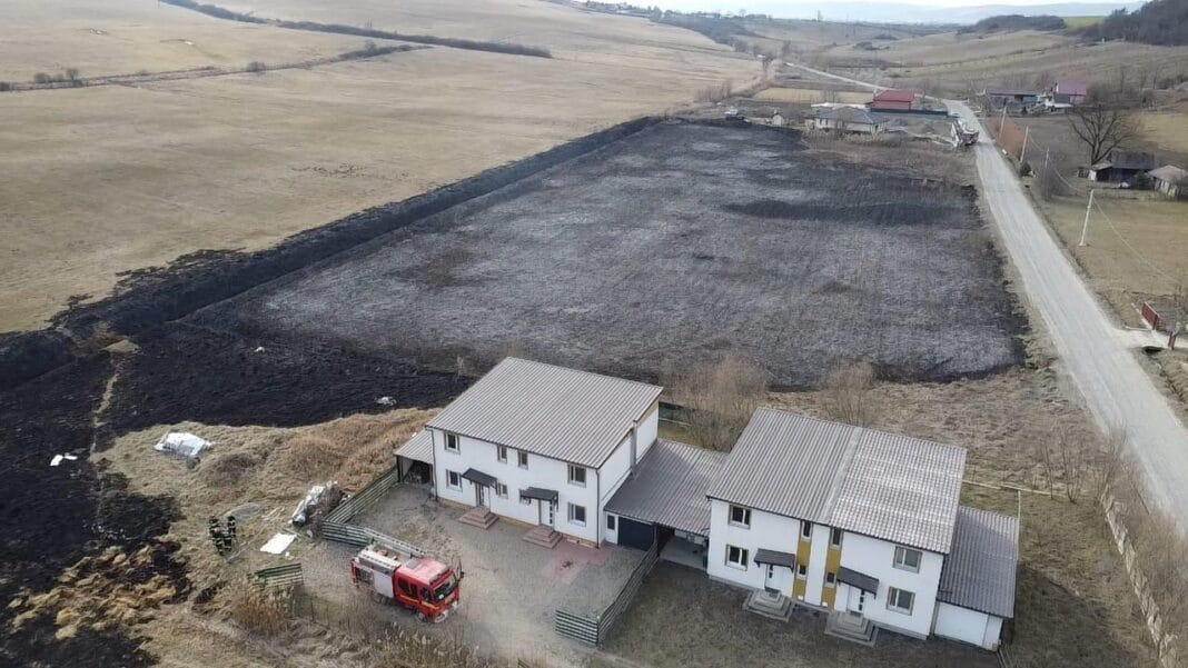 Incendiu de vegetație uscată în localitatea Tofalău Incendiu de vegetație uscată în localitatea Tofalău