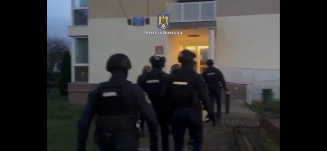 Video: 17 PERCHEZIȚII ÎN CADRUL UNOR DOSARE PENALE DE DELAPIDARE Video: 17 PERCHEZIȚII ÎN CADRUL UNOR DOSARE PENALE DE DELAPIDARE
