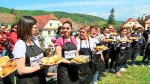 Sărbătoare și tradiție la Saschiz: Rabarbărul și Cetatea Ţărănească, vedetele zilei de sâmbătă Sărbătoare și tradiție la Saschiz: Rabarbărul și Cetatea Ţărănească, vedetele zilei de sâmbătă