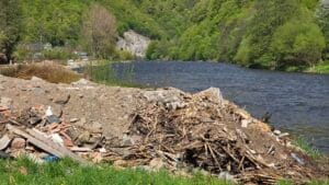 Dezastru ecologic la Răstolița: Mormane de deșeuri abandonate pe malul râului Mureș Dezastru ecologic la Răstolița: Mormane de deșeuri abandonate pe malul râului Mureș
