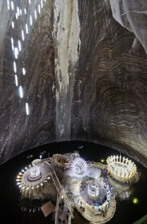 Salina Turda – Minunea subterană a Transilvaniei, unde istoria și spectaculosul se întâlnesc Salina Turda – Minunea subterană a Transilvaniei, unde istoria și spectaculosul se întâlnesc