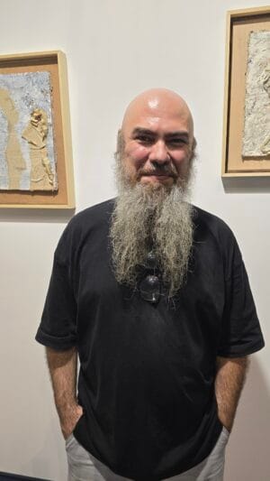1Q Sapro – de la rap contestatar la artă contemporană: debutul vizual al unui spirit liber la MoBu 1Q Sapro – de la rap contestatar la artă contemporană: debutul vizual al unui spirit liber la MoBu