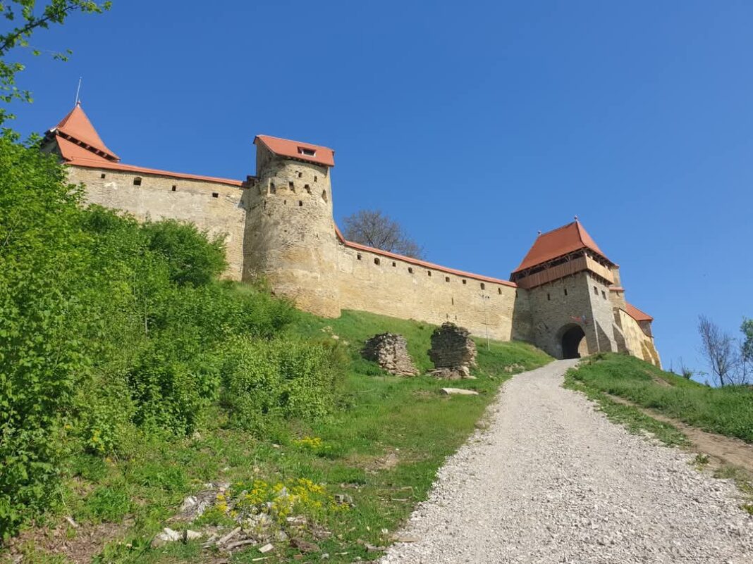 Cetatea țărănească din Saschiz vă așteaptă să o vizitați