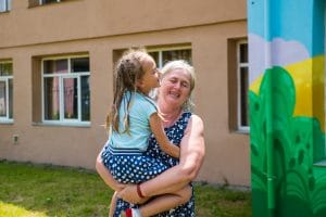 Doar unul din trei copii cu părinți plecați la muncă în străinătate își revede familia în această vară Doar unul din trei copii cu părinți plecați la muncă în străinătate își revede familia în această vară