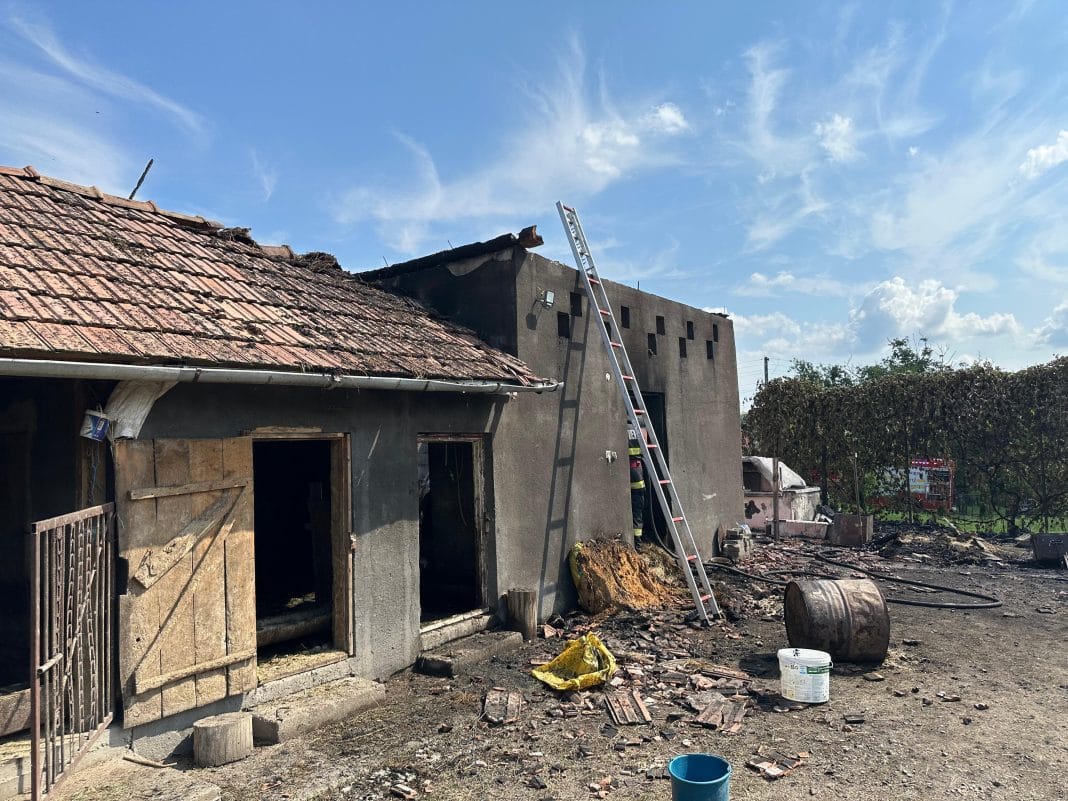 Incendiu Reghin – Intervenție de amploare la Urisiu de Sus, două persoane au avut nevoie de îngrijiri medicale Incendiu Reghin – Intervenție de amploare la Urisiu de Sus, două persoane au avut nevoie de îngrijiri medicale