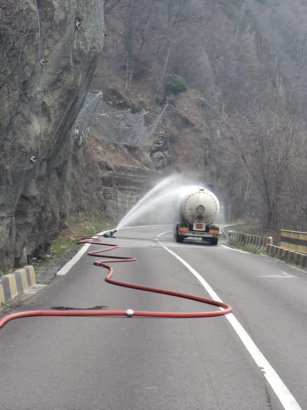 🚨 BLOCATĂ TOTAL: Valea Oltului, închisă de ore întregi! Pericol uriaș după scurgeri de GPL dintr-o autocisternă 🚨