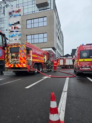 PANICĂ LÂNGĂ MERKUR! INCENDIU LA UN SERVER – OAMENII AU FUGIT AFARĂ ÎNTR-O CLIPĂ! 🔥🚨 PANICĂ LÂNGĂ MERKUR! INCENDIU LA UN SERVER – OAMENII AU FUGIT AFARĂ ÎNTR-O CLIPĂ! 🔥🚨