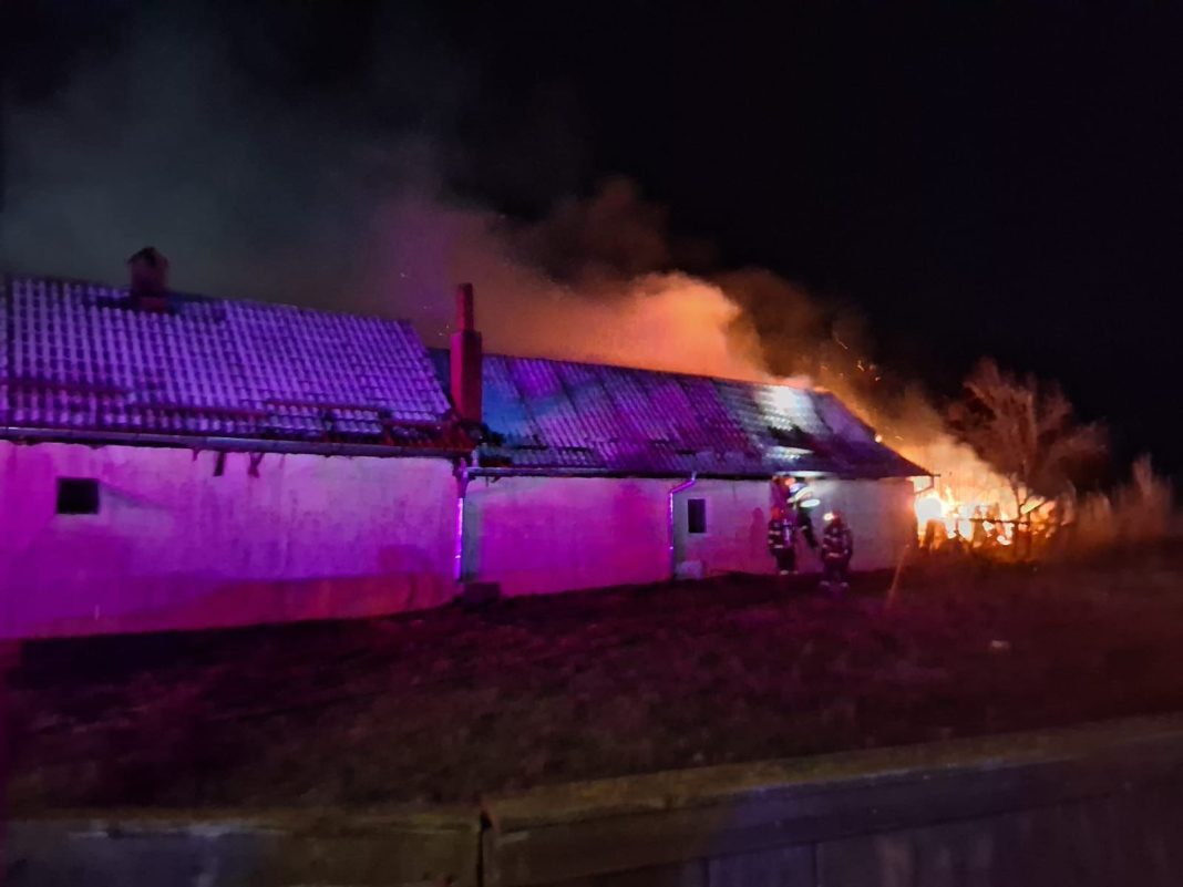 INCENDIU DEVASTATOR ÎN MIEZ DE NOAPTE, ÎN MUREȘ! CASĂ ȘI ANEXE CUPRINSE DE FLĂCĂRI – PROPRIETARA, ÎN VÂRSTĂ DE 76 DE ANI, TRANSPORTATĂ LA SPITAL