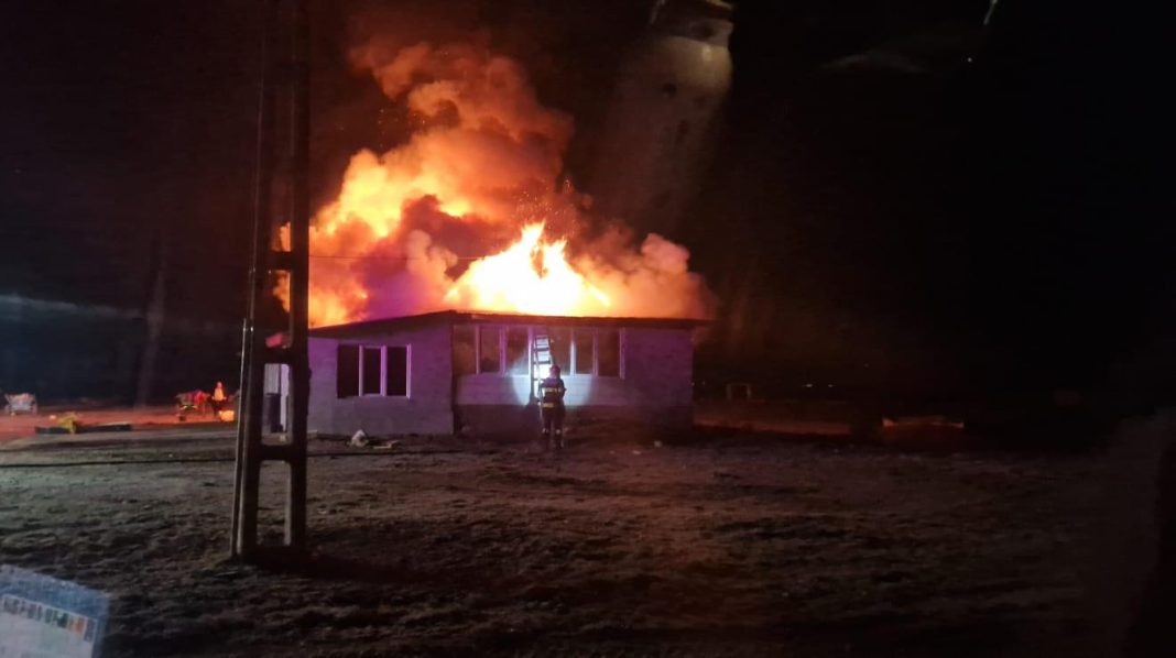 🔥 CASĂ CUPRINSĂ DE FLĂCĂRI la Bozed! Intervenție de URGENȚĂ a pompierilor din Mureș