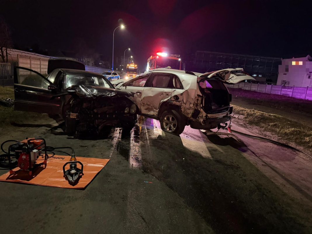 IMPACT DEVASTATOR, ÎN TOIUL NOPȚII! STRADĂ TRANSFORMATĂ ÎN CÂMP DE LUPT, ȘASE VICTIME DUSE DE URGENȚĂ LA SPITAL