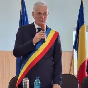 WOW! Primarul din Sânger O AMENINȚĂ pe directoarea școlii Mișcări subversive ale primarului de la Sânger