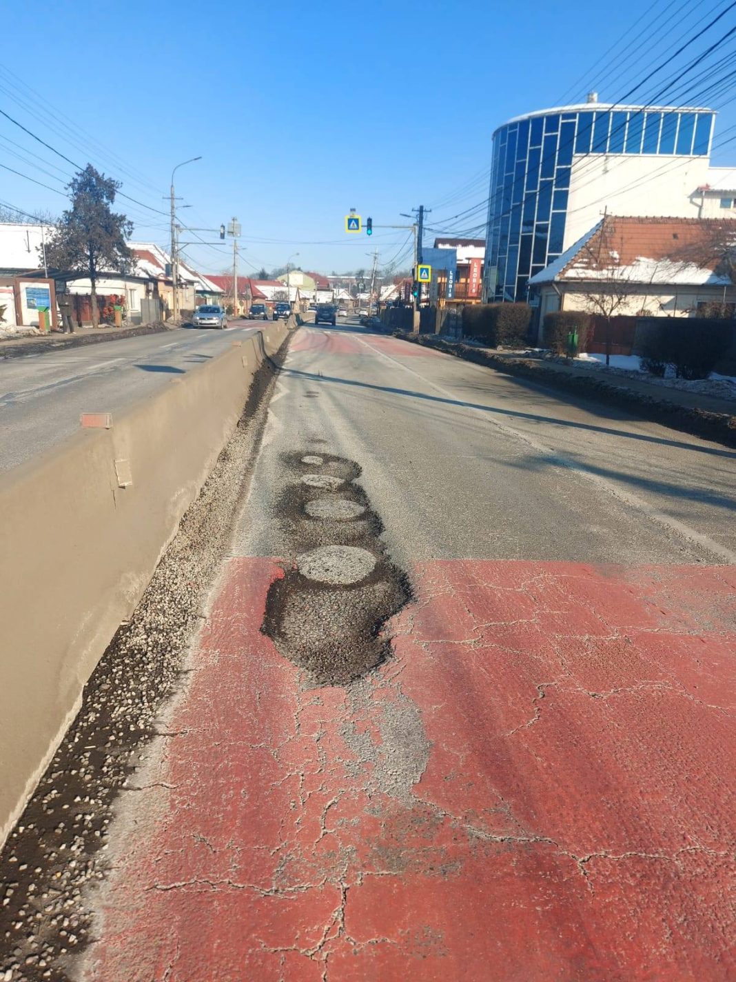 Cratere pe DN 15, la Sângeorgiu de Mureș. Primarul Sófalvi Szabolcs cere intervenția urgentă a CNAIR