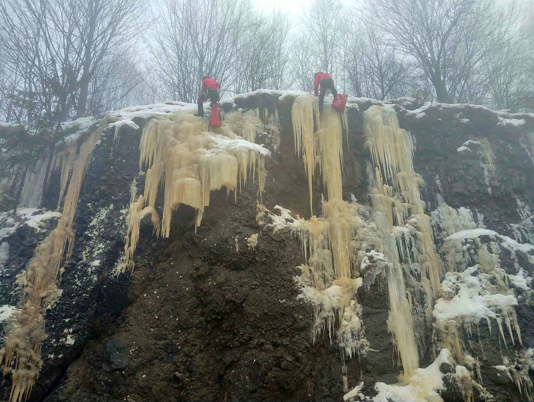 DUPĂ EI, DRUMUL RĂMÂNE SIGUR! Salvamont Mureș, intervenție CRUCIALĂ pe Valea Mureșului – pericol major eliminat în ultimul moment