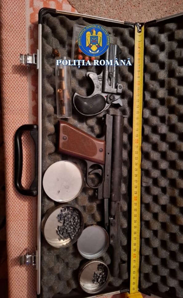 DESCINDERI ÎN FORȚĂ ÎN MUREȘ! Arme, muniție și mii de țigări de contrabandă găsite într-o comună liniștită