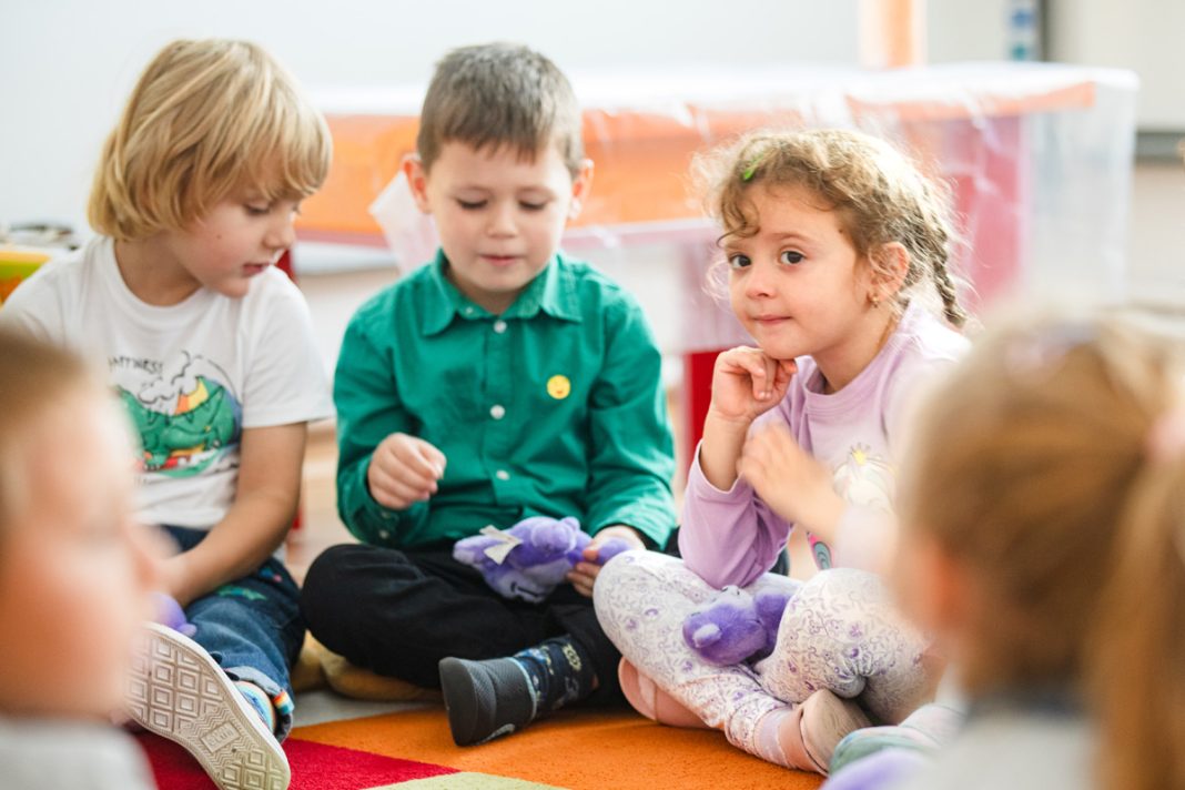 Bullyingul din grădinițe, un fenomen frecvent și adesea invizibil. Izolarea și excluderea de la joc, cele mai întâlnite forme