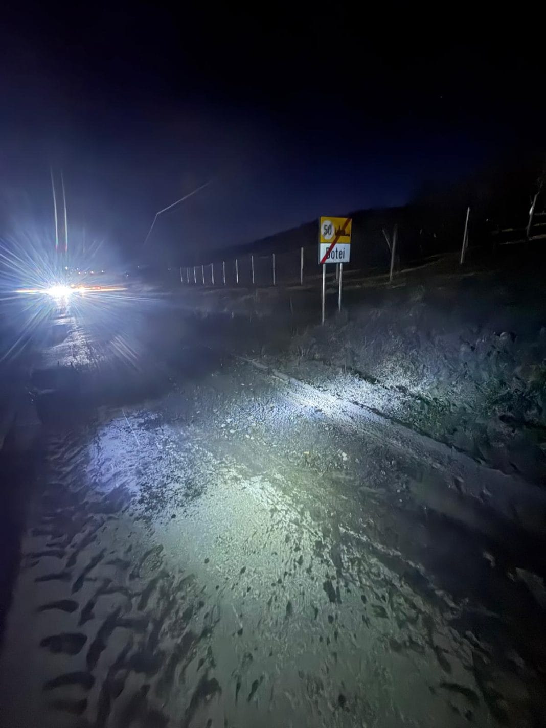 Groapă „reparată” cu o cupă de balast, după accident! Intervenție de mântuială la Zau de Câmpie Groapă „reparată” cu o cupă de balast, după accident! Intervenție de mântuială la Zau de Câmpie