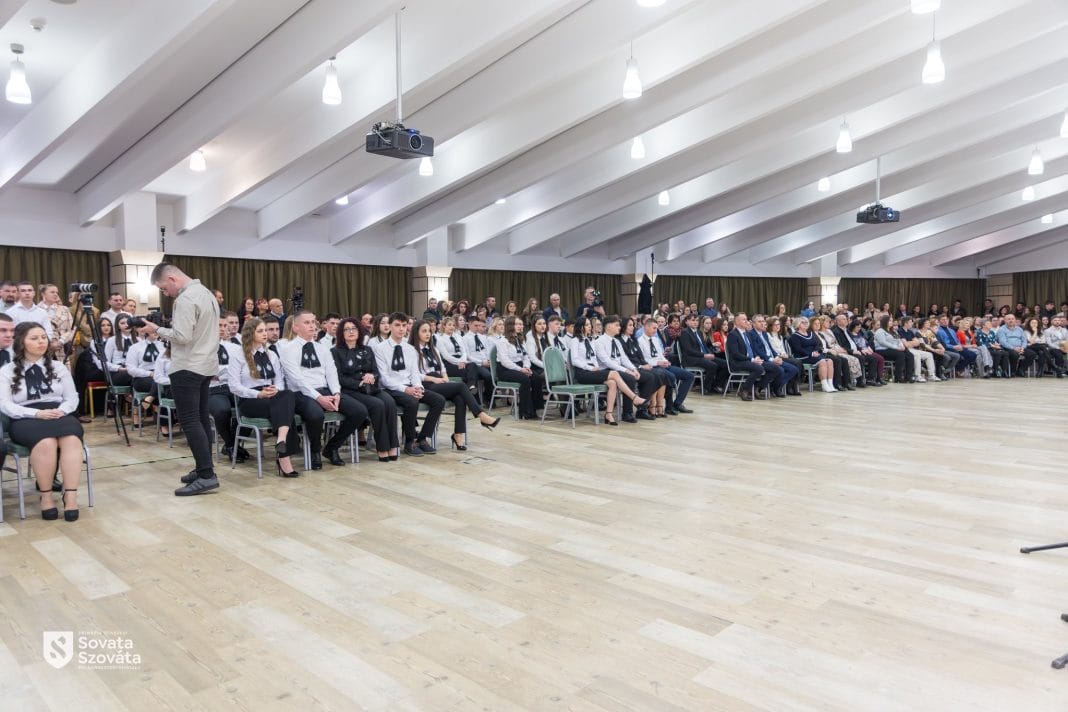 Primarul din Sovata, mesaj emoționant la majoratul elevilor: o comunitate care își respectă tinerii și le celebrează viitorul Primarul din Sovata, mesaj emoționant la majoratul elevilor: o comunitate care își respectă tinerii și le celebrează viitorul
