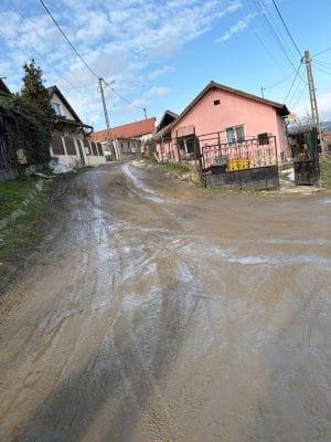 STRADA GRECILOR, TRANSFORMATĂ ÎN PATINOAR DE NOROI. LUDUȘUL ANULUI 2026 SAU SAT FĂRĂ STĂPÂN? STRADA GRECILOR, TRANSFORMATĂ ÎN PATINOAR DE NOROI. LUDUȘUL ANULUI 2026 SAU SAT FĂRĂ STĂPÂN?