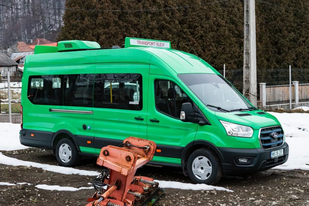Microbuz electric pentru elevii din Răstolița. Transport modern, finanțat din fonduri europene Microbuz electric pentru elevii din Răstolița. Transport modern, finanțat din fonduri europene
