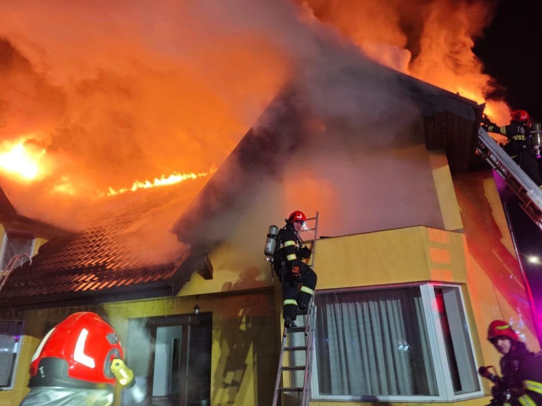 INCENDIU MAJOR LA TÂRGU MUREȘ! Flăcările au cuprins acoperișul unei clădiri în toiul nopții INCENDIU MAJOR LA TÂRGU MUREȘ! Flăcările au cuprins acoperișul unei clădiri în toiul nopții