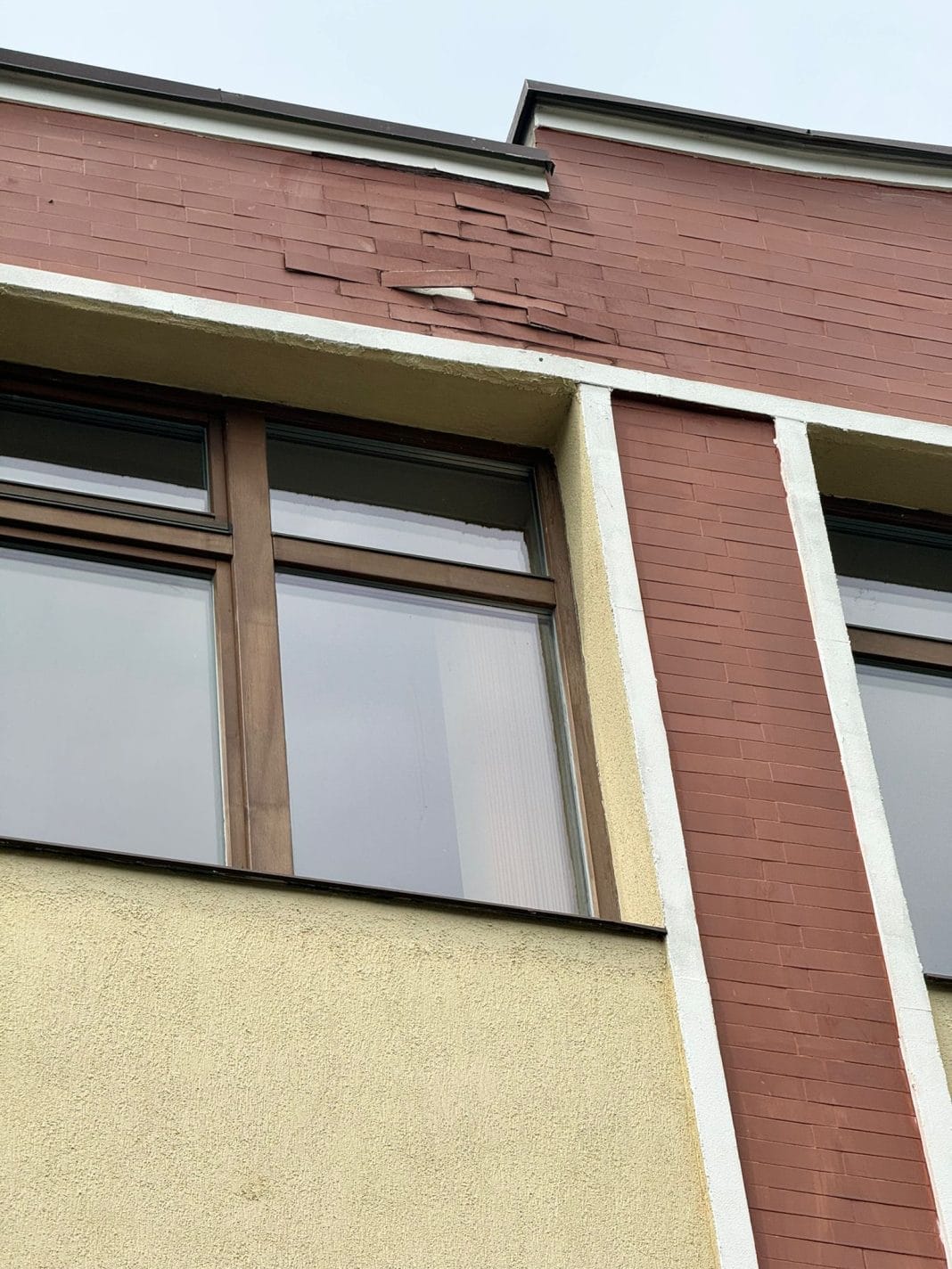 Dezastru la Școala „Ioan Vlăduțiu” din Luduș! Milioane cheltuite, pereți crăpați, elevi în pericol Dezastru la Școala „Ioan Vlăduțiu” din Luduș! Milioane cheltuite, pereți crăpați, elevi în pericol