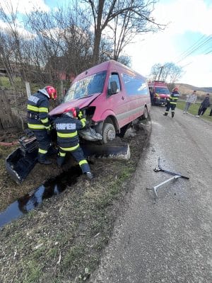 MICROBUZ RĂSTURNAT la Valea Sânpetru! 11 persoane implicate, drum BLOCAT total! MICROBUZ RĂSTURNAT la Valea Sânpetru! 11 persoane implicate, drum BLOCAT total!