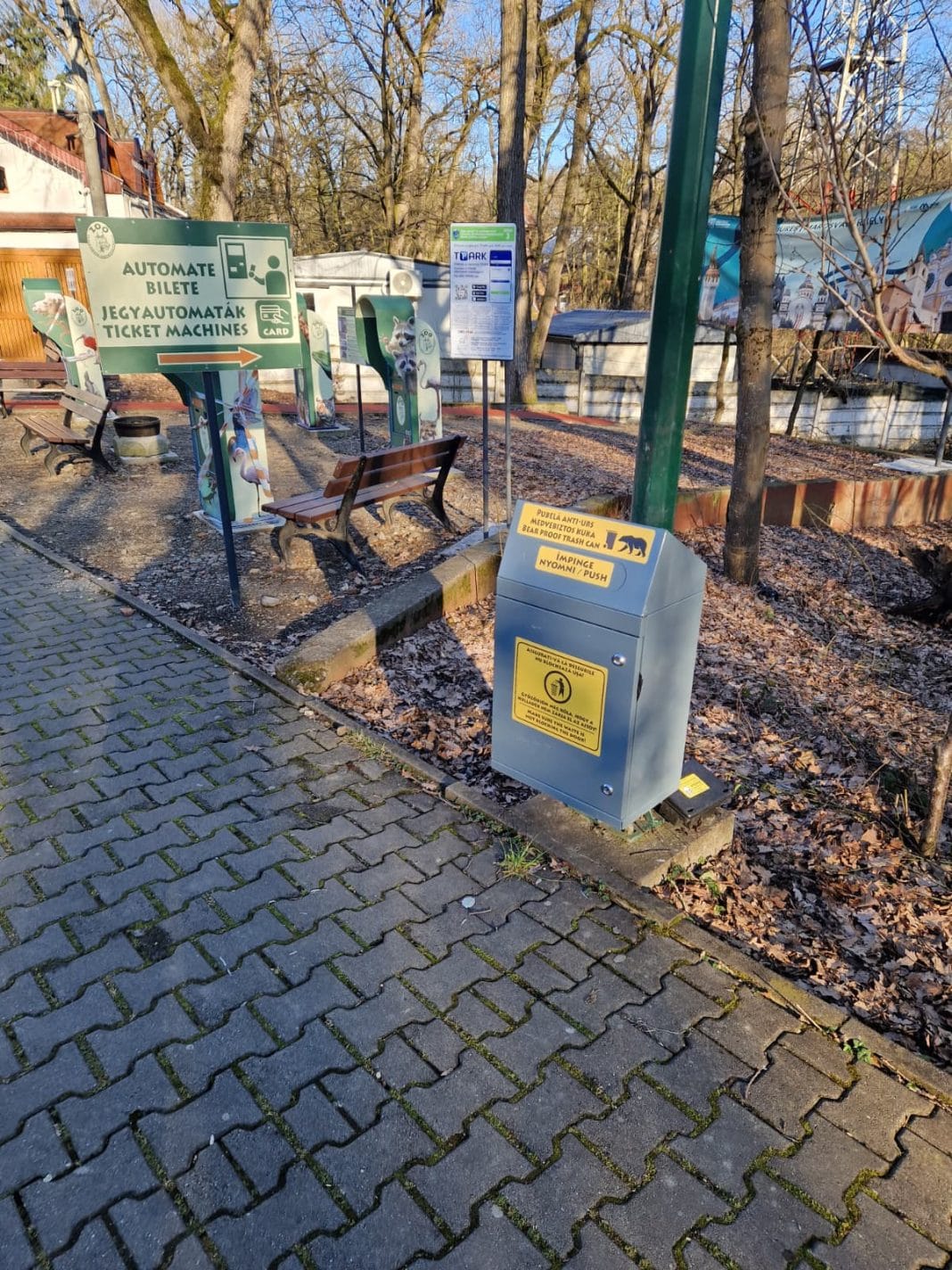 Pubele anti-urs instalate pe Platoul Cornești: măsură pentru protejarea oamenilor și a animalelor sălbatice Pubele anti-urs instalate pe Platoul Cornești: măsură pentru protejarea oamenilor și a animalelor sălbatice