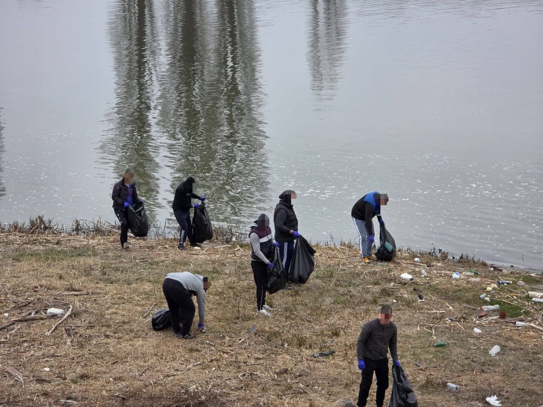 Deținuții ies din tipare: au lăsat celulele și au curățat malurile Mureșului, de Ziua Mondială a Apei Deținuții ies din tipare: au lăsat celulele și au curățat malurile Mureșului, de Ziua Mondială a Apei