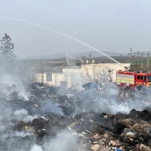 DE 48 DE ORE, LUPTĂ CU FOCUL LA LUDUȘ! CADAVRE și IMAGINI HORROR! V-am spus! Primăria LUDUȘ – VINOVATĂ pentru incendiul de deșeuri!