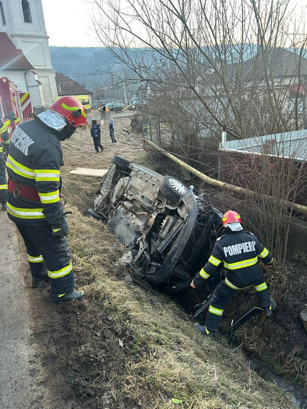 ACCIDENT LA CÂMPENIȚA! DOUĂ VICTIME DUPĂ O AUTOACCIDENTARE – SMURD A PRELUAT O FEMEIE ÎN COD GALBEN ACCIDENT LA CÂMPENIȚA! DOUĂ VICTIME DUPĂ O AUTOACCIDENTARE – SMURD A PRELUAT O FEMEIE ÎN COD GALBEN