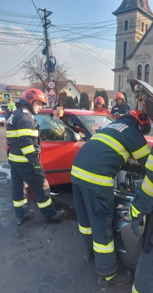 IMPACT VIOLENT ÎN SIGHIȘOARA! O persoană a rămas prinsă între fiarele contorsionate după ciocnirea a două mașini! IMPACT VIOLENT ÎN SIGHIȘOARA! O persoană a rămas prinsă între fiarele contorsionate după ciocnirea a două mașini!
