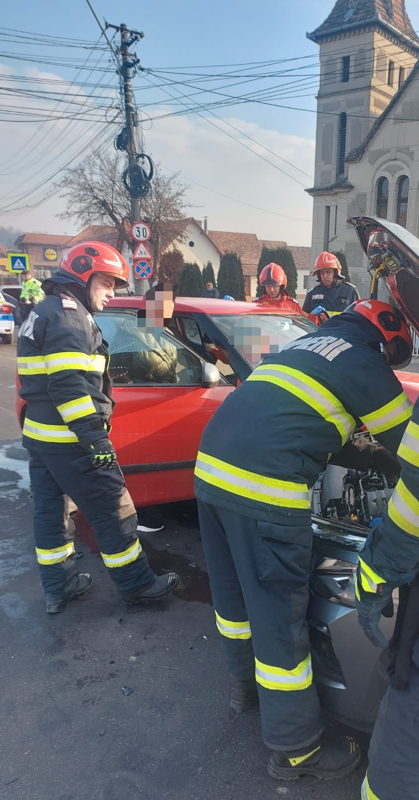 IMPACT VIOLENT ÎN SIGHIȘOARA! O persoană a rămas prinsă între fiarele contorsionate după ciocnirea a două mașini! IMPACT VIOLENT ÎN SIGHIȘOARA! O persoană a rămas prinsă între fiarele contorsionate după ciocnirea a două mașini!