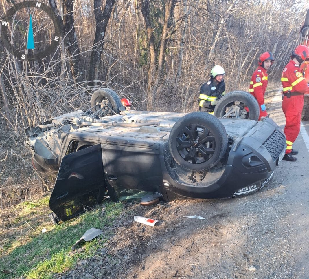 Mașină răsturnată pe DN15, la Vălenii de Mureș. Două persoane au ajuns la spital Mașină răsturnată pe DN15, la Vălenii de Mureș. Două persoane au ajuns la spital