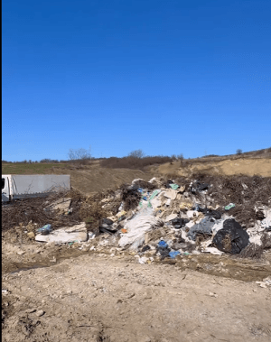 DEZASTRU ECOLOGIC LA LUDUȘ! DEȘEURI TOXICE ARUNCATE LA NERVI, SUB NASUL AUTORITĂȚILOR CARE DORM ÎN PAPUCI DEZASTRU ECOLOGIC LA LUDUȘ! DEȘEURI TOXICE ARUNCATE LA NERVI, SUB NASUL AUTORITĂȚILOR CARE DORM ÎN PAPUCI