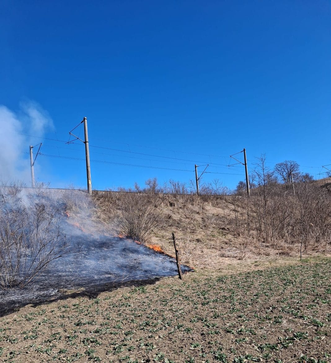 Flăcări lângă calea ferată între Archita și Mureni! Două trenuri oprite de urgență Flăcări lângă calea ferată între Archita și Mureni! Două trenuri oprite de urgență